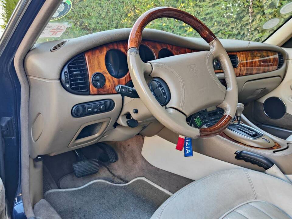 Image 11/30 de Jaguar XJ 8 4.0 Executive (1998)