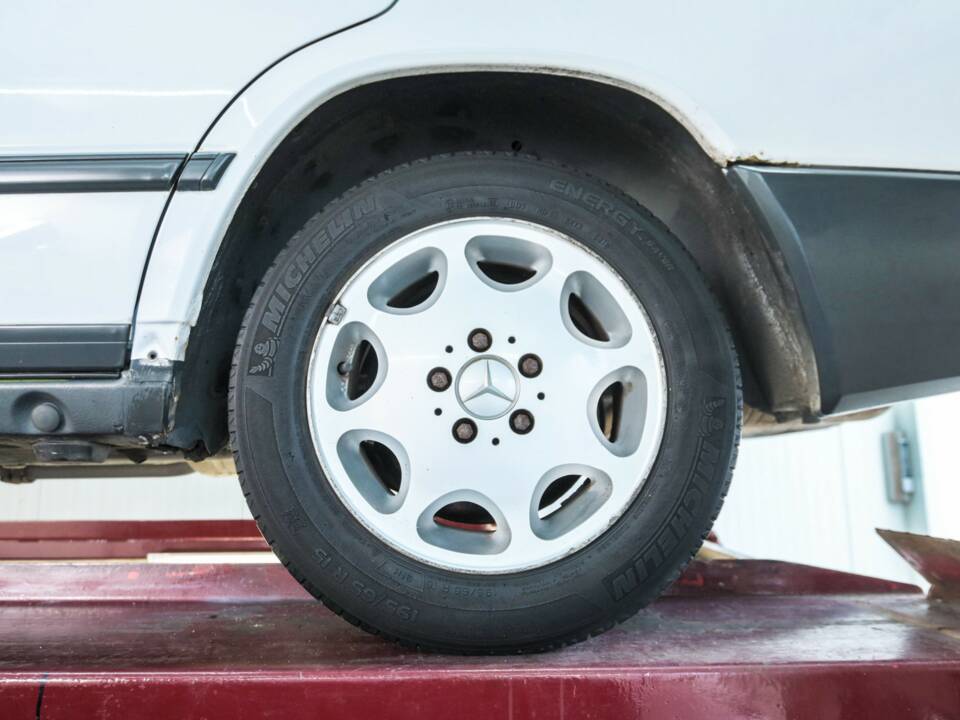 Image 50/50 of Mercedes-Benz 200 (1986)