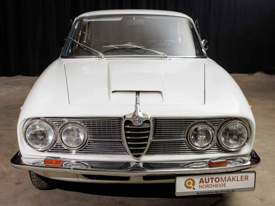 Image 5/98 of Alfa Romeo 2600 Sprint (1964)