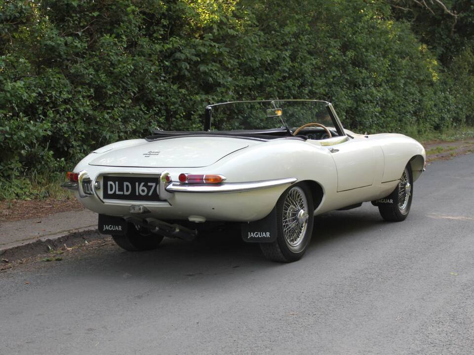 Image 6/18 of Jaguar E-Type 4.2 (1965)