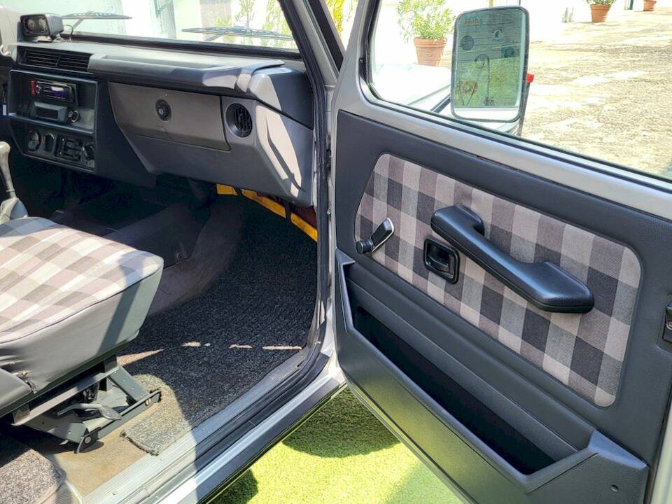 Image 31/55 of Mercedes-Benz 200 GE (SWB) (1990)