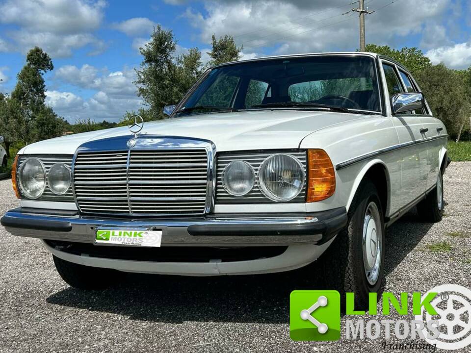 Imagen 1/10 de Mercedes-Benz 200 (1981)