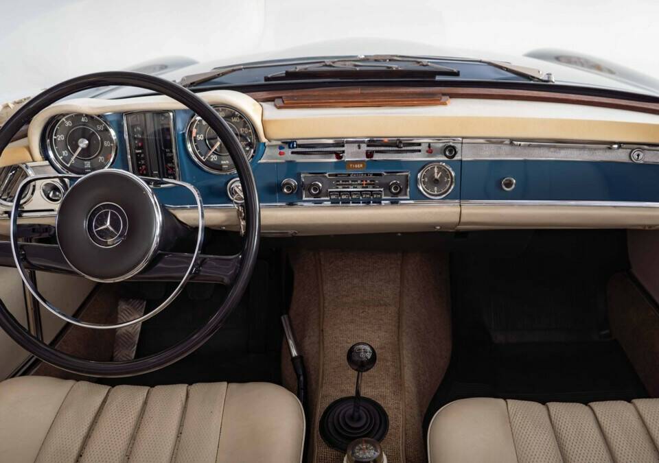 Image 24/33 of Mercedes-Benz 230 SL (1966)