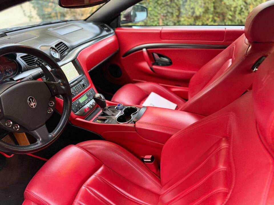 Image 8/22 of Maserati GranTurismo 4.2 (2008)