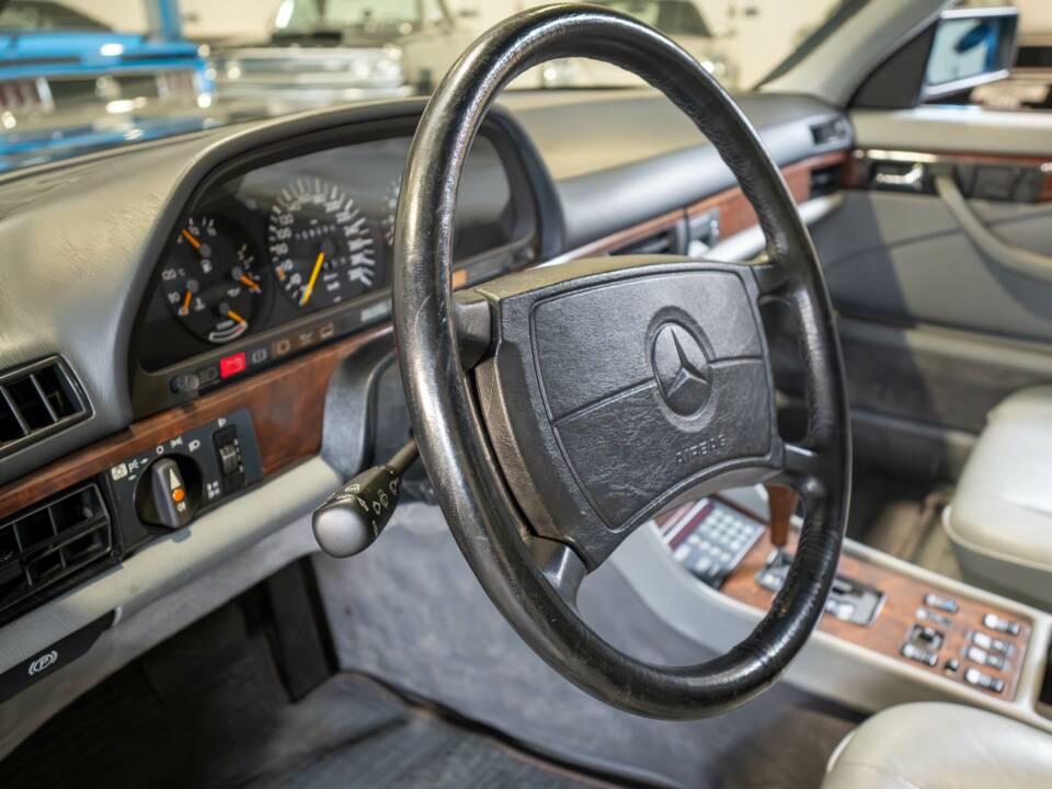 Image 23/27 of Mercedes-Benz 500 SEC (1988)