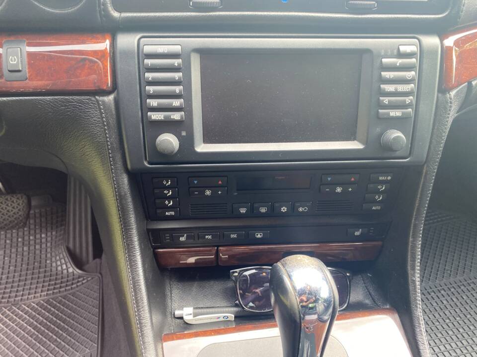 Image 16/29 of BMW 740d (2000)