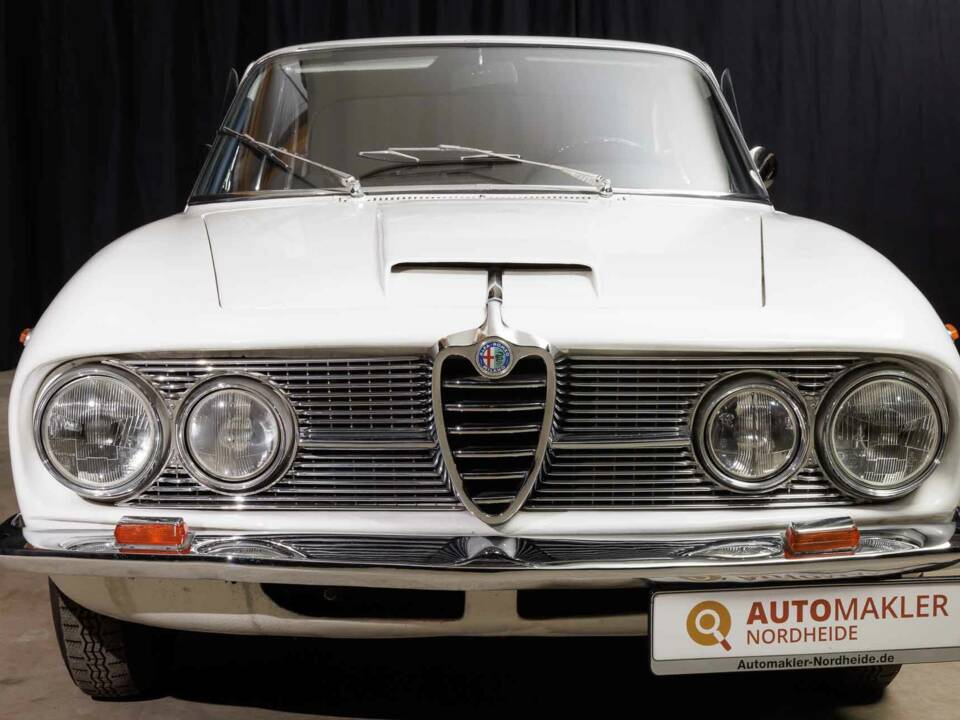 Image 6/98 of Alfa Romeo 2600 Sprint (1964)