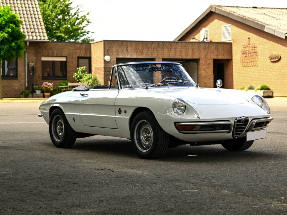 Image 1/66 of Alfa Romeo 1750 Spider Veloce (1968)