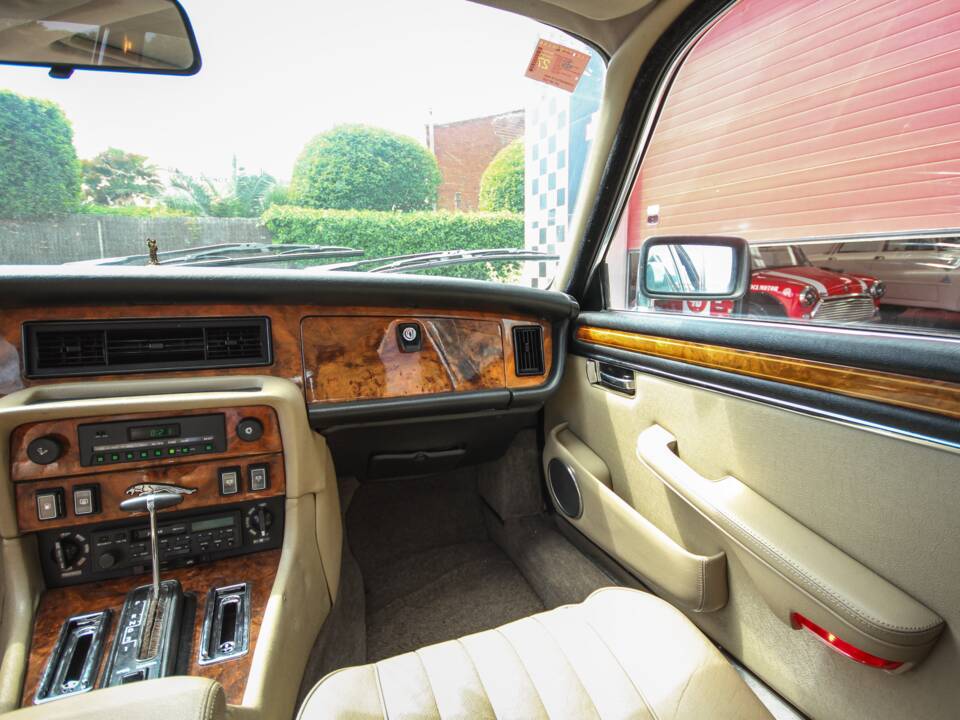 Image 33/44 of Jaguar XJ 12 (1990)