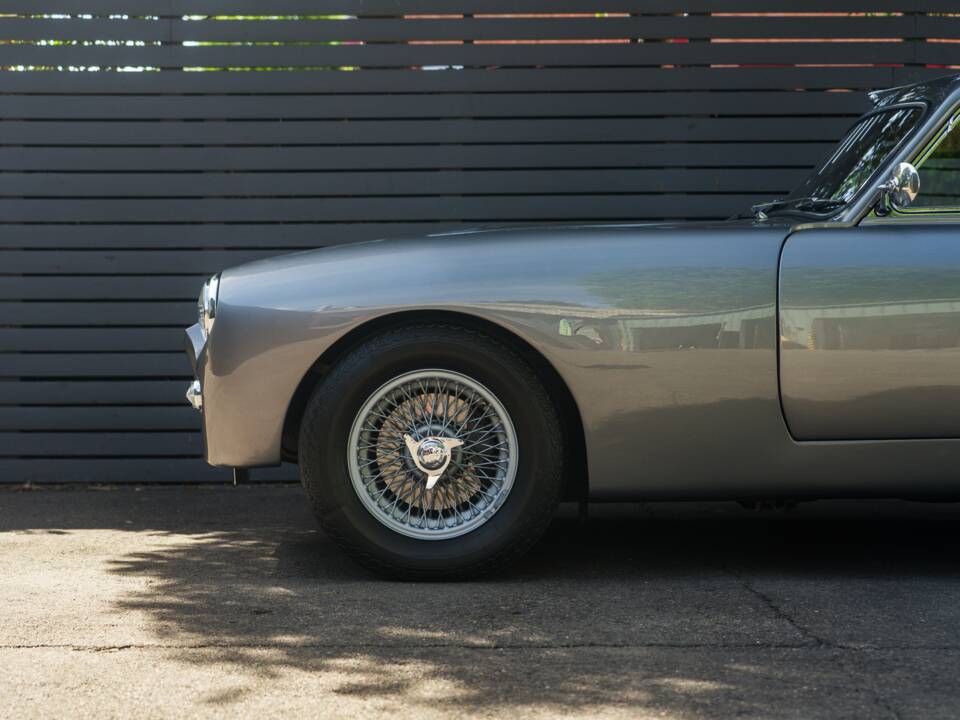 Image 5/65 of AC Greyhound (1961)