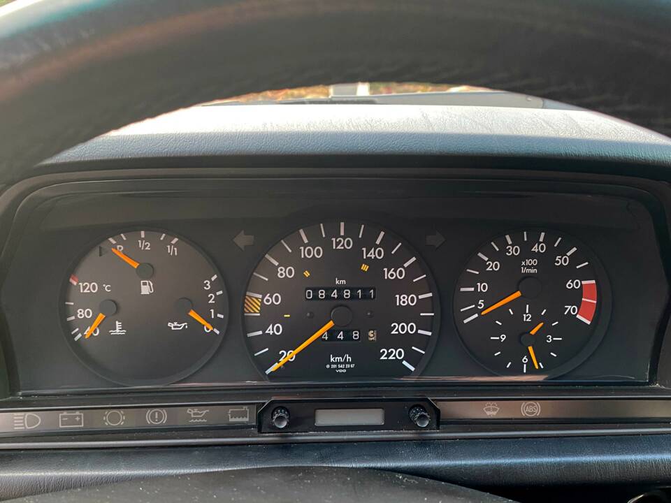 Image 13/27 of Mercedes-Benz 190 E 1.8 Avantgarde &quot;Rosso&quot; (1993)