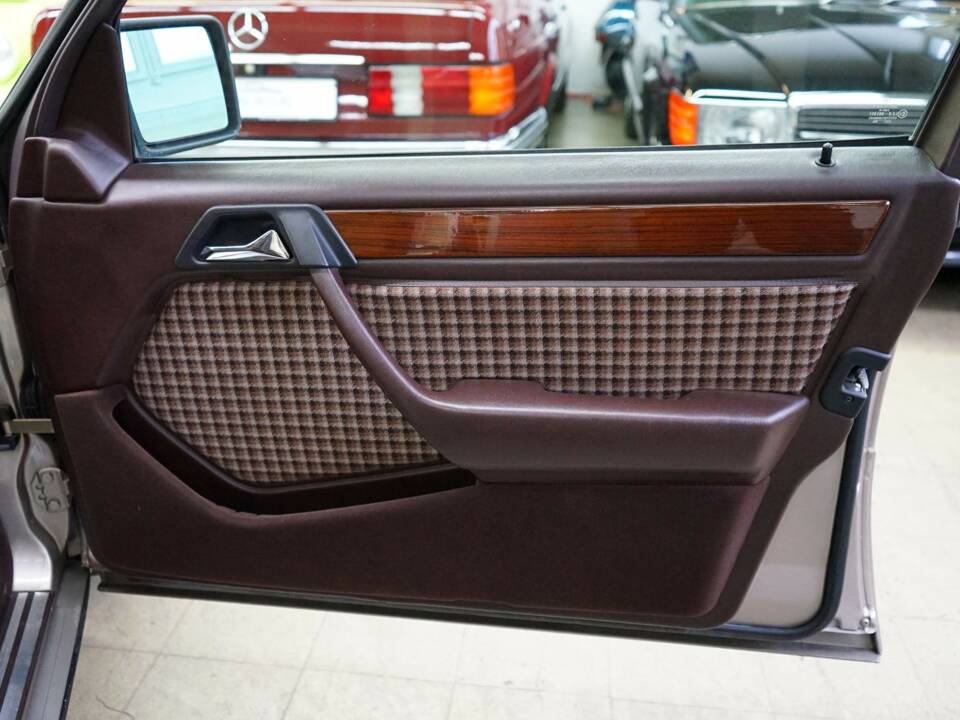 Bild 19/33 von Mercedes-Benz 230 E (1990)