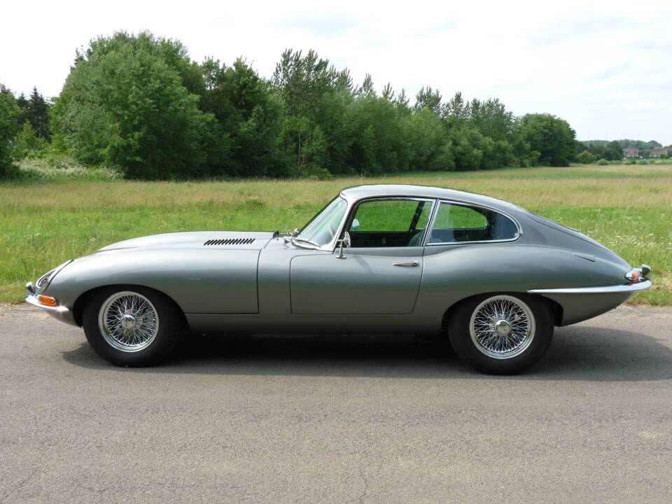 Image 5/22 de Jaguar E-Type (1968)