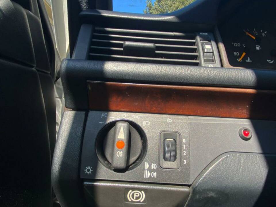 Bild 29/48 von Mercedes-Benz 200 E (1991)