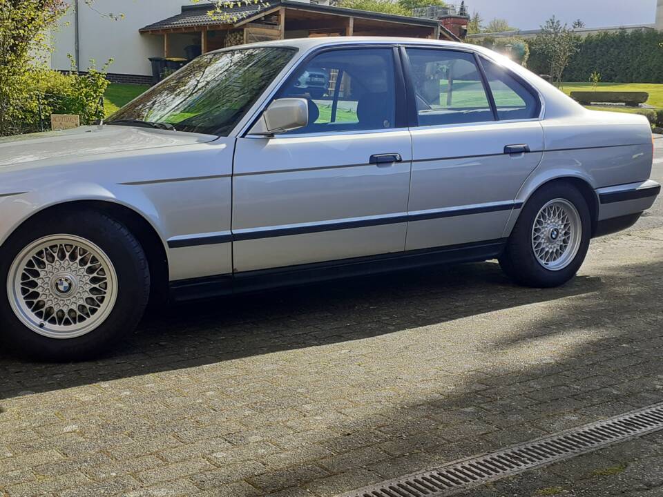 Immagine 2/31 di BMW 525i (1990)