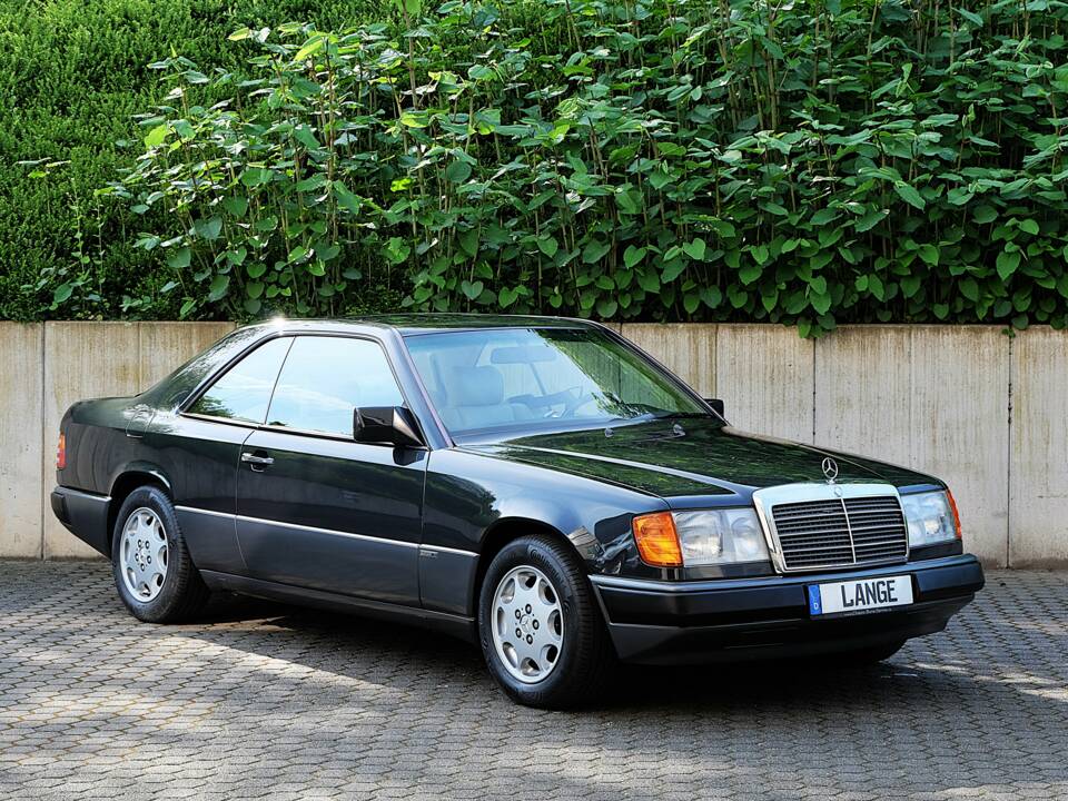Image 2/63 of Mercedes-Benz 300 CE (1991)