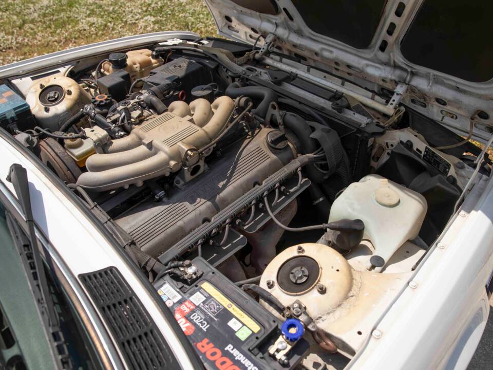 Image 66/70 of BMW 320i (1990)