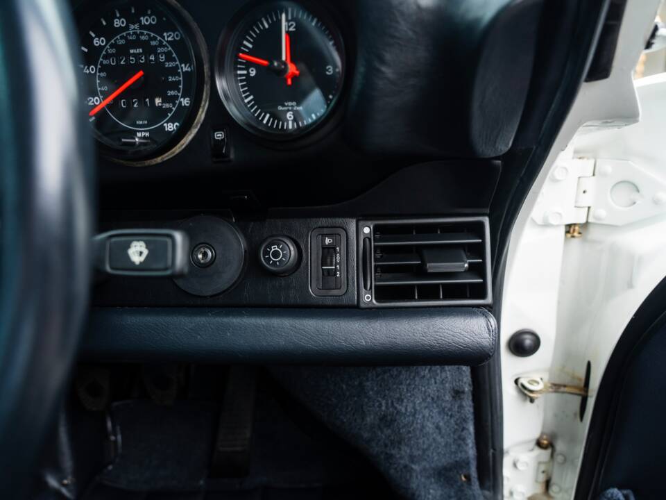 Image 28/50 of Porsche 911 Turbo LE (1989)