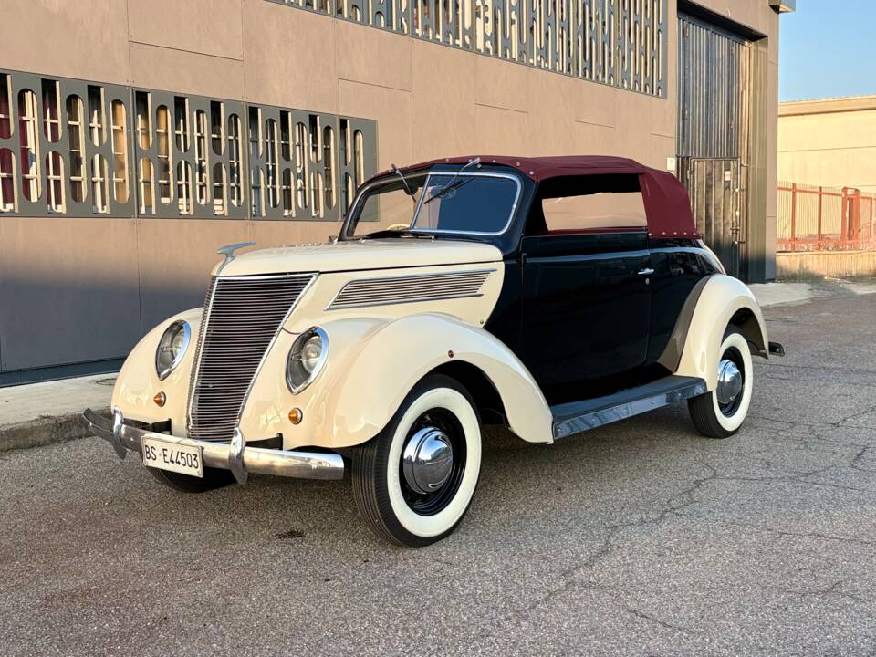 Image 1/26 de Ford V8 Deluxe Club Cabriolet (1937)