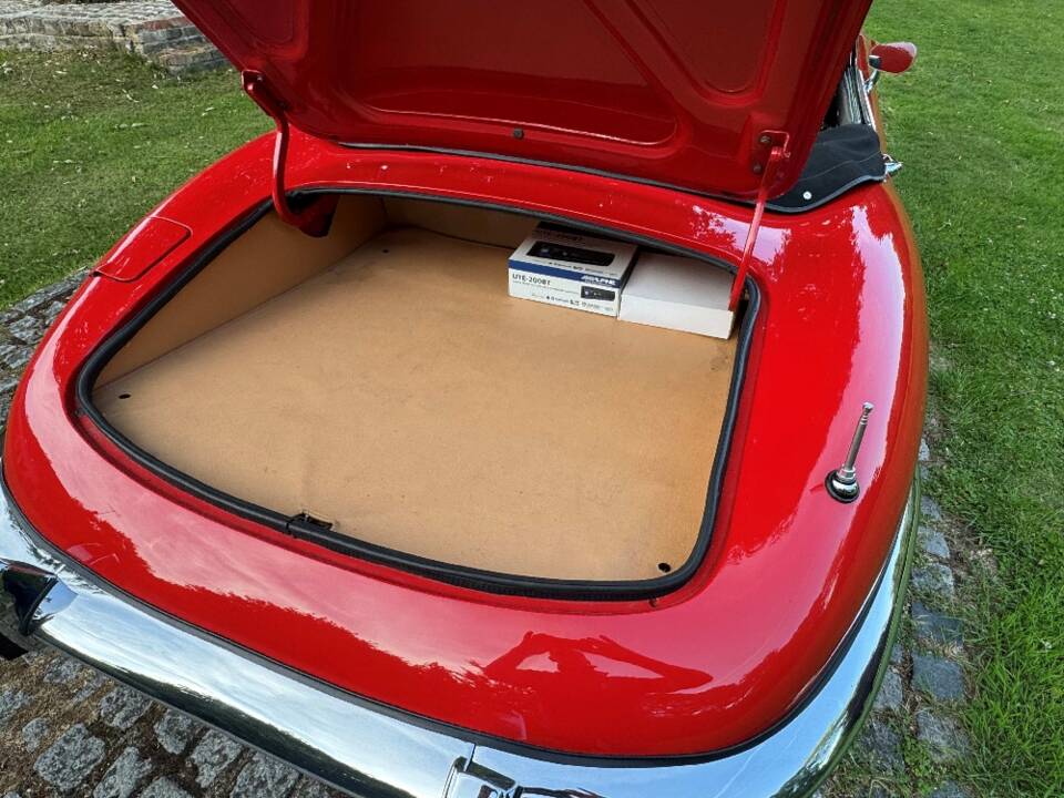 Image 31/39 of Jaguar E-Type V12 (1974)