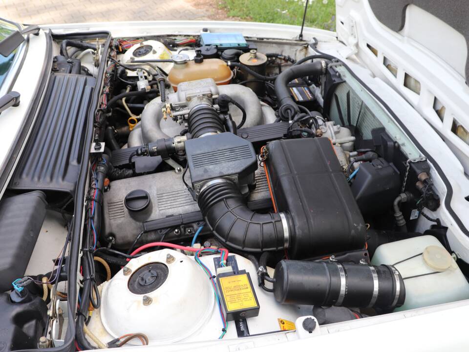 Image 11/28 of BMW 635 CSi (1989)