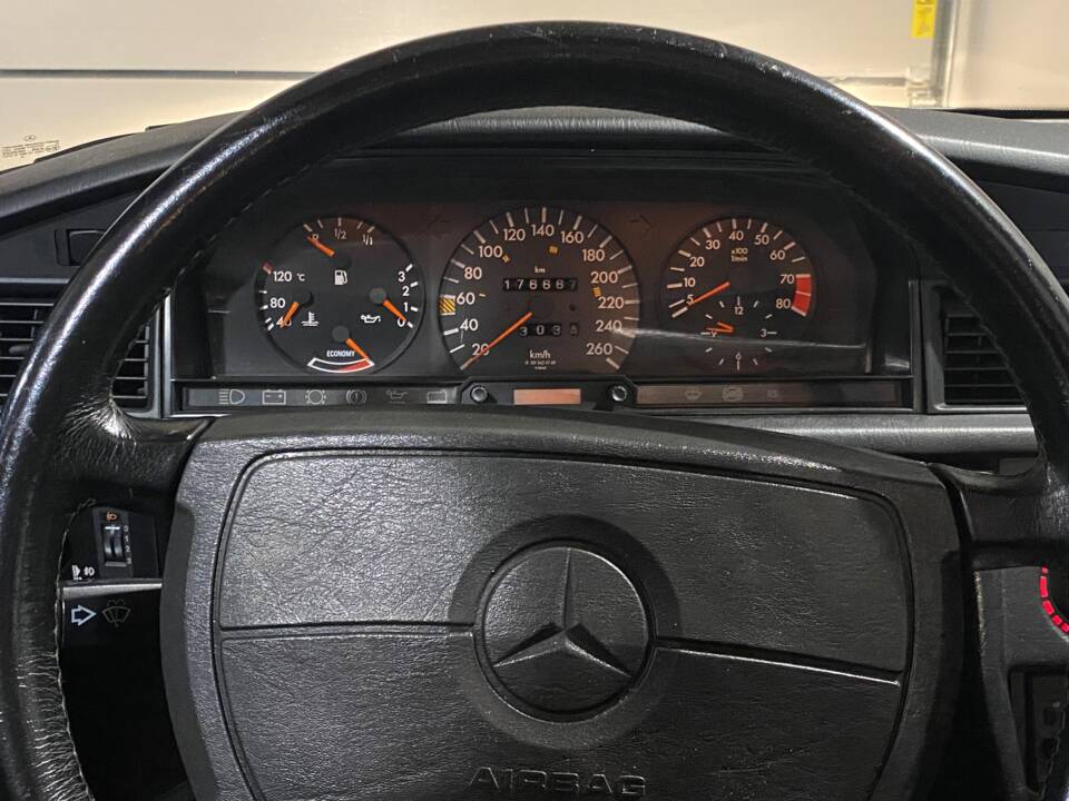 Bild 53/66 von Mercedes-Benz 190 E 2.3-16V (1986)