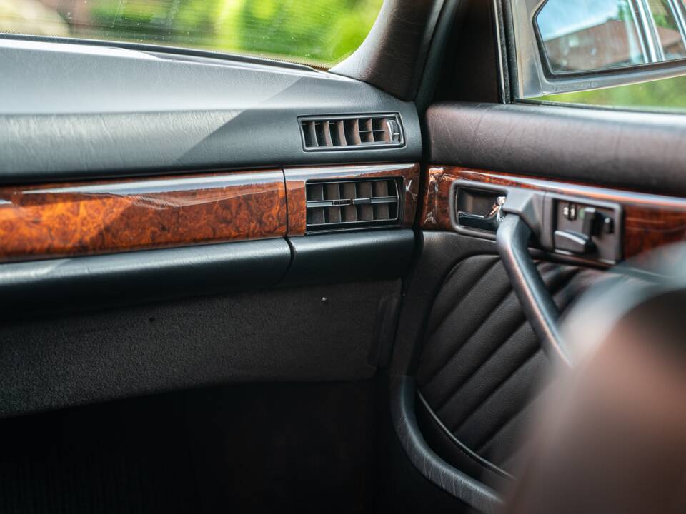 Image 38/91 of Mercedes-Benz 560 SEL (1990)