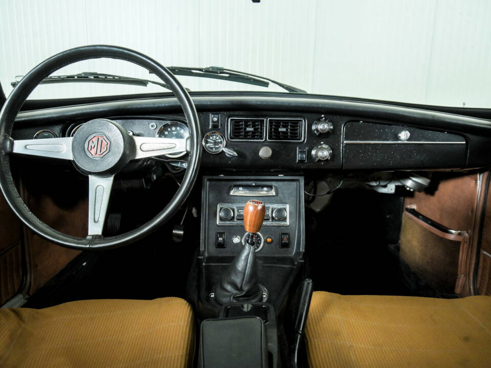 Image 7/50 of MG MGB GT V8 (1975)