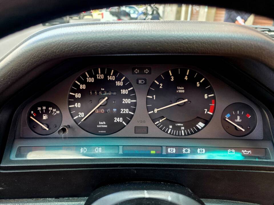 Bild 24/31 von BMW 320i (1988)