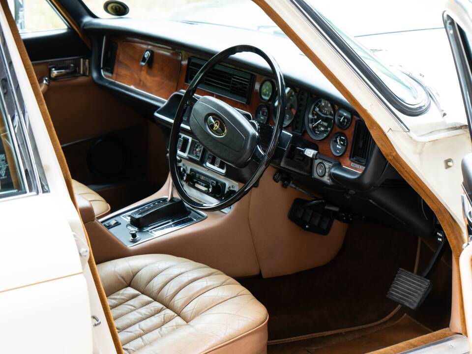Immagine 4/50 di Daimler Sovereign 4.2 (1978)