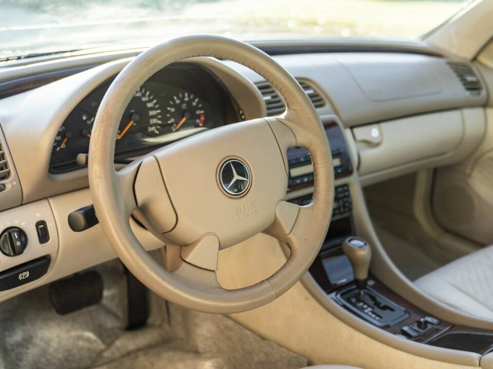 Image 47/50 of Mercedes-Benz CLK 200 (1997)