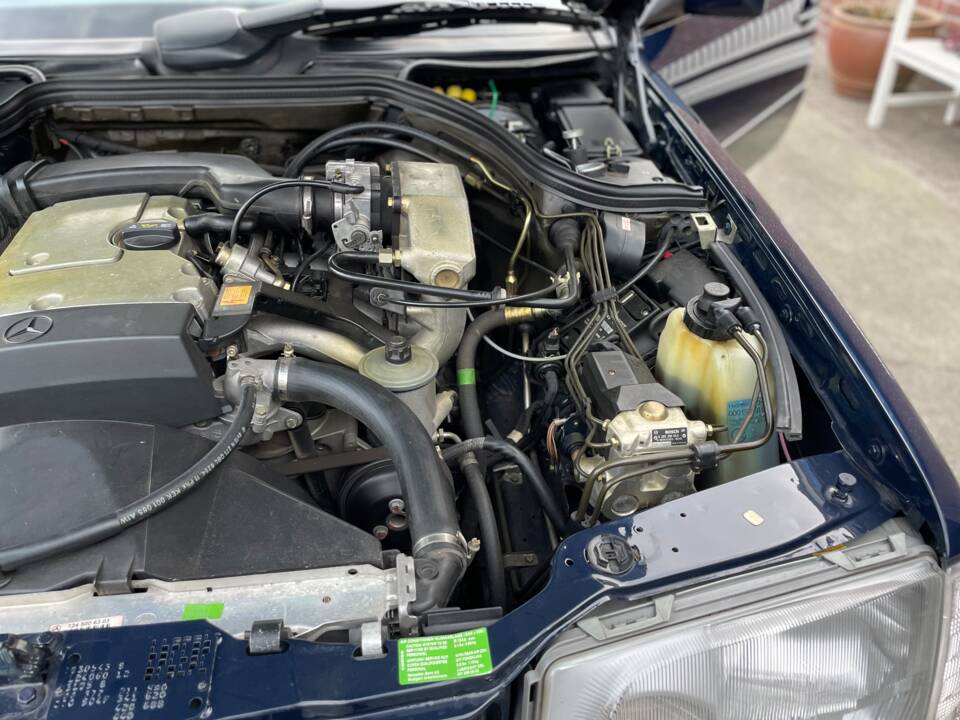 Image 12/25 of Mercedes-Benz E 200 (1996)