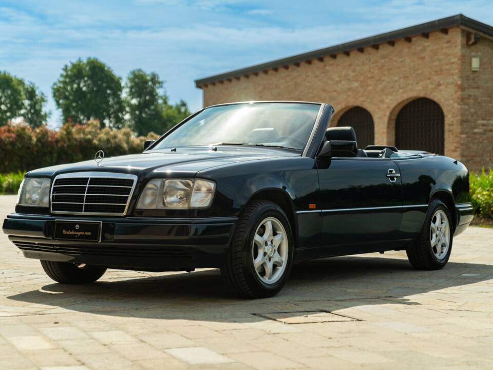 Image 15/50 of Mercedes-Benz E 200 (1995)