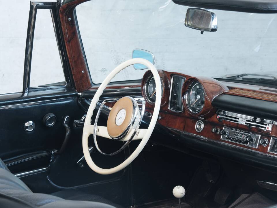 Image 18/49 of Mercedes-Benz 220 SE b (1962)