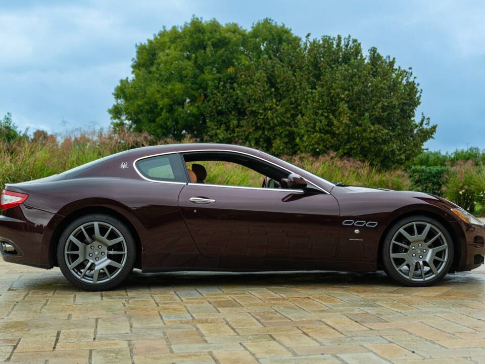 Image 12/50 of Maserati GranTurismo 4.2 (2009)