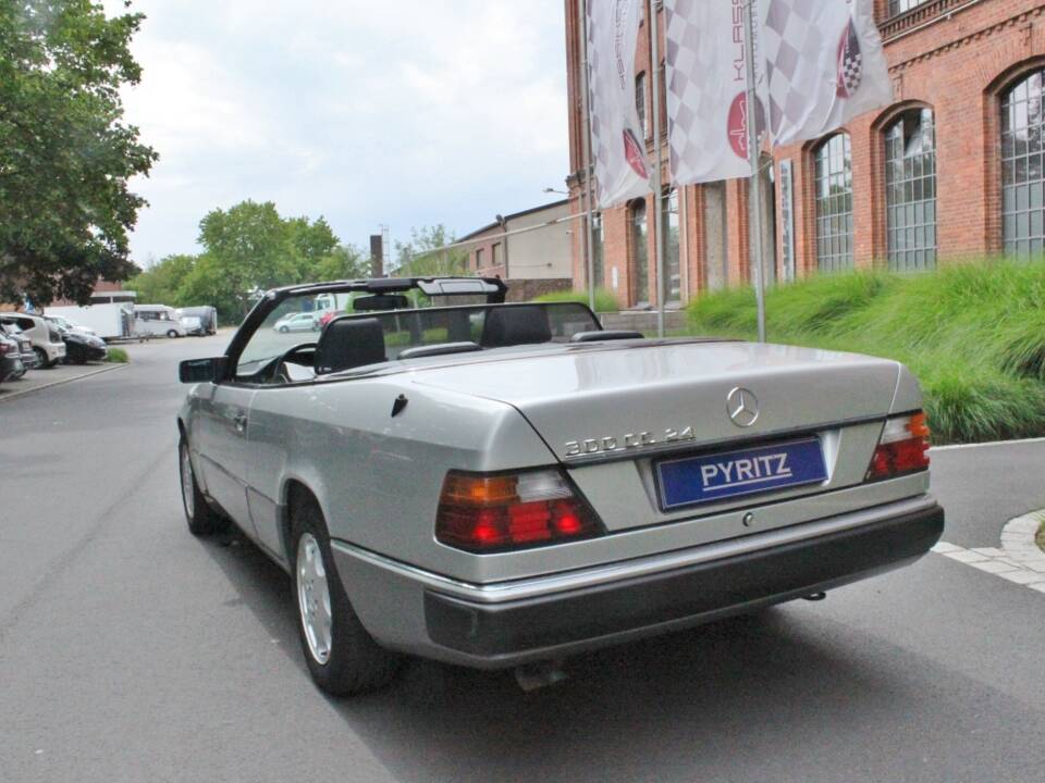 Immagine 18/19 di Mercedes-Benz 300 CE-24 (1992)