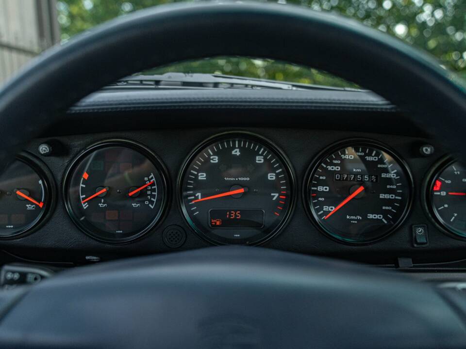 Immagine 39/50 di Porsche 911 Carrera 4S (1996)