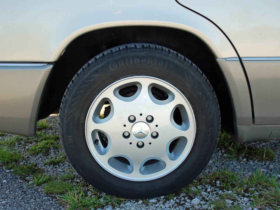 Image 24/34 of Mercedes-Benz 230 E (1992)