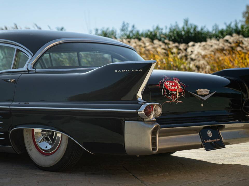 Image 17/50 of Cadillac 60 Special Fleetwood Coupe (1958)