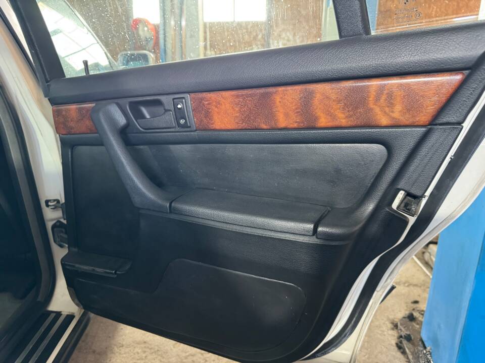 Image 20/37 of BMW 735i (1991)