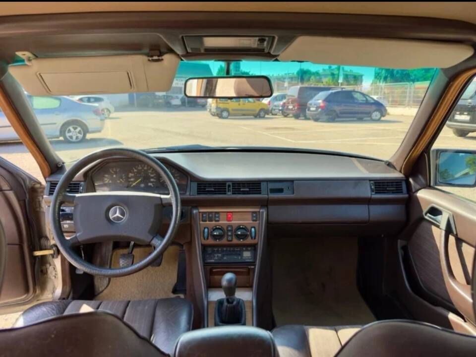 Image 7/23 of Mercedes-Benz 300 TD (1987)