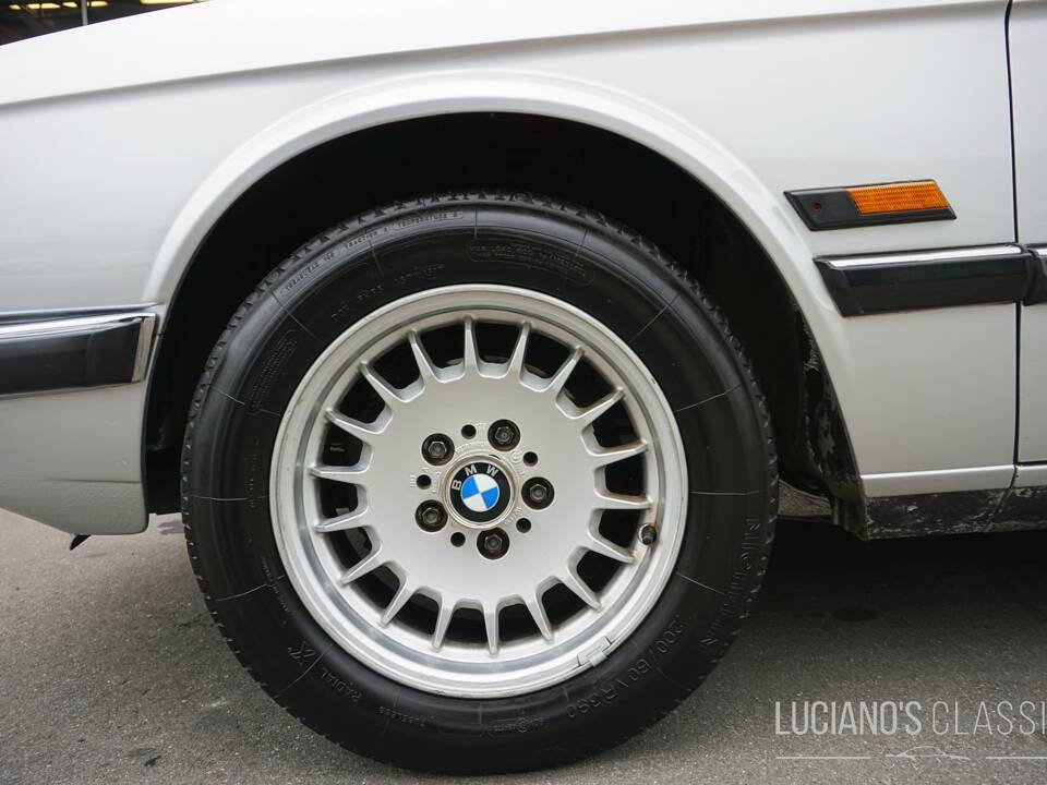 Image 17/59 of BMW 528i (1982)