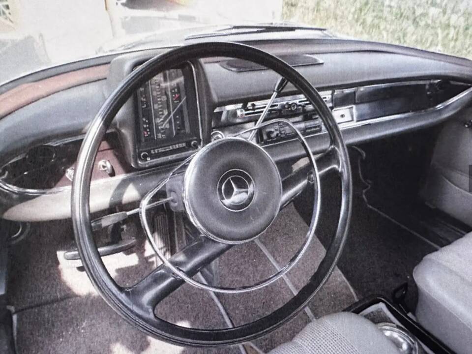 Image 13/13 of Mercedes-Benz 230 (1967)
