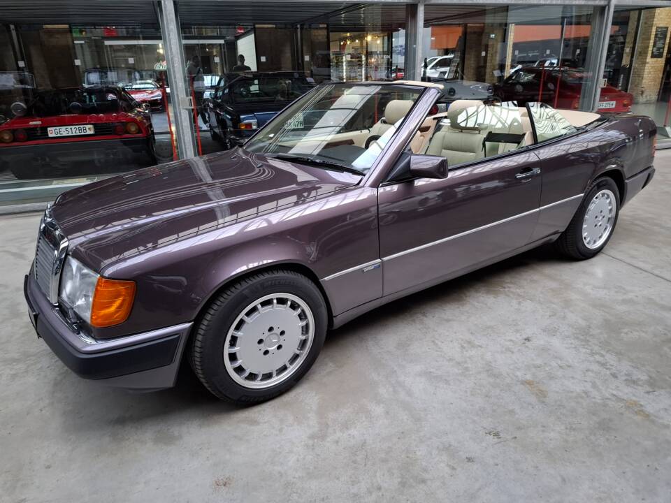 Image 40/42 of Mercedes-Benz 300 CE-24 (1993)