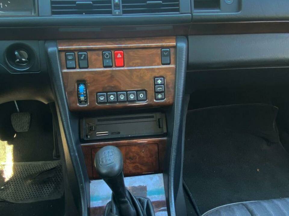 Bild 31/48 von Mercedes-Benz 200 E (1991)
