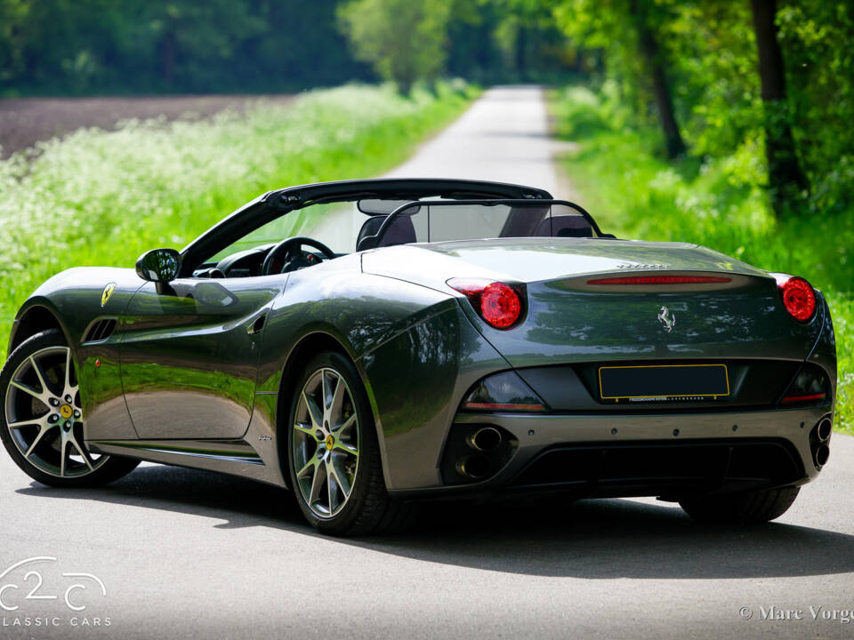 Image 67/85 de Ferrari California (2010)