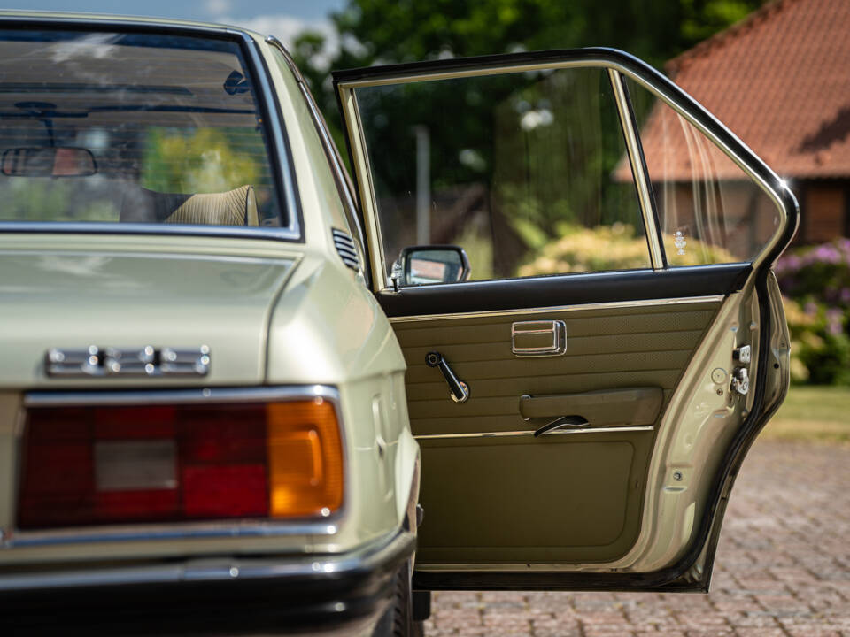 Image 40/46 of BMW 525 (1978)