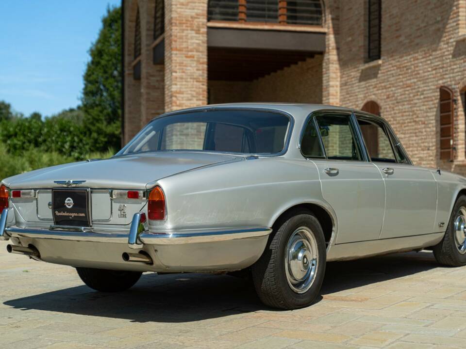 Image 15/50 of Jaguar XJ 6 4.2 (1970)