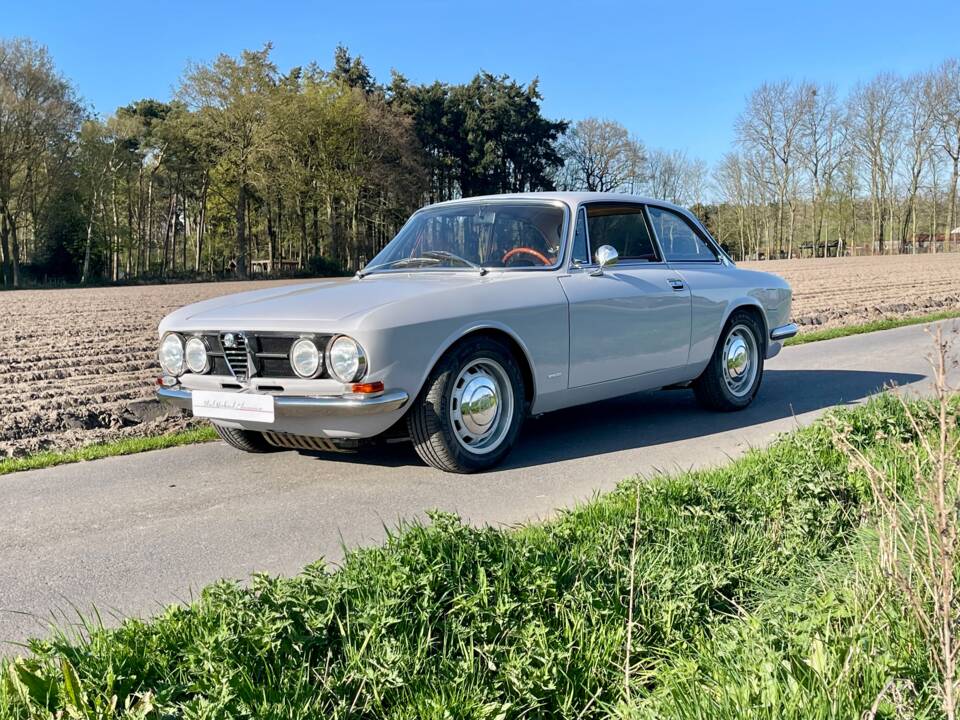 Image 28/47 de Alfa Romeo 1750 GT Veloce (1968)