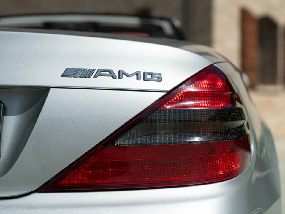 Image 24/50 of Mercedes-Benz SL 55 AMG (2002)